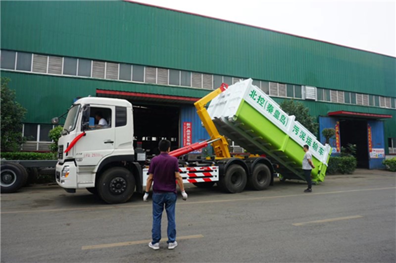 勾臂式18方20方污泥清運(yùn)車(chē)