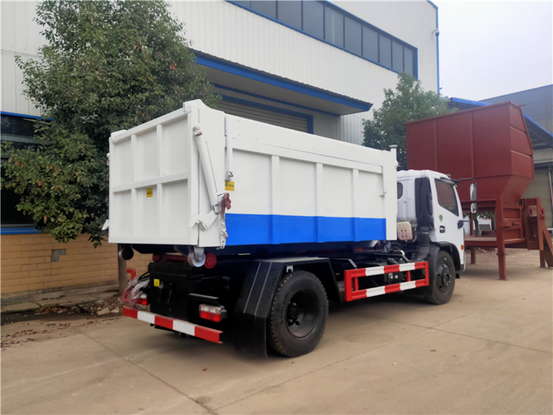 勾臂式8噸污泥運(yùn)輸車(chē)